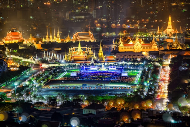 Photo feu d'artifice le jour de la disparition du roi bhumibol's grand palace emeraald buddh