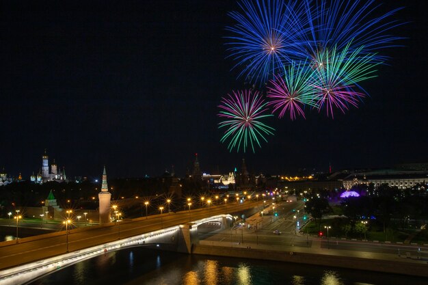 feu d'artifice pendant le festival des fanfares militaires