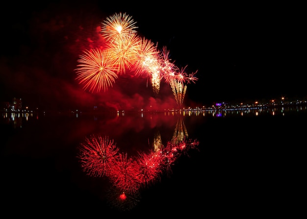 feu d&#39;artifice et réflexion de l&#39;eau