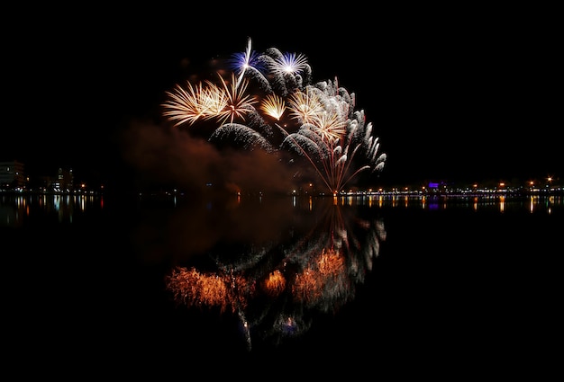 Feu d&#39;artifice et réflexion de l&#39;eau