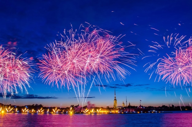 Feu d'artifice sur la rivière Neva près de la forteresse Pierre et Paul la nuit dans la ville de SaintPetersburg