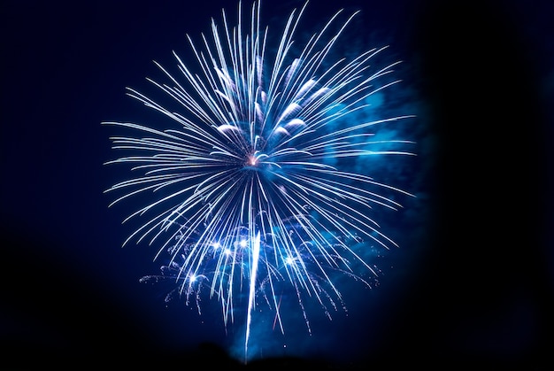 Feu d'artifice, salut avec le ciel noir