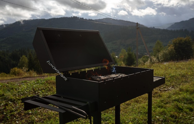 Feu de barbecue avec vue sur la montagne avec espace de copie