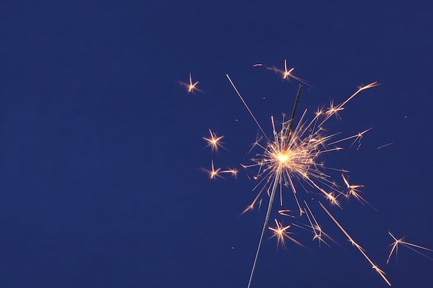 Feu de Bengale sur un fond de couleur libre