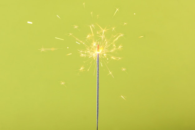 Feu de Bengale sur un fond de couleur libre