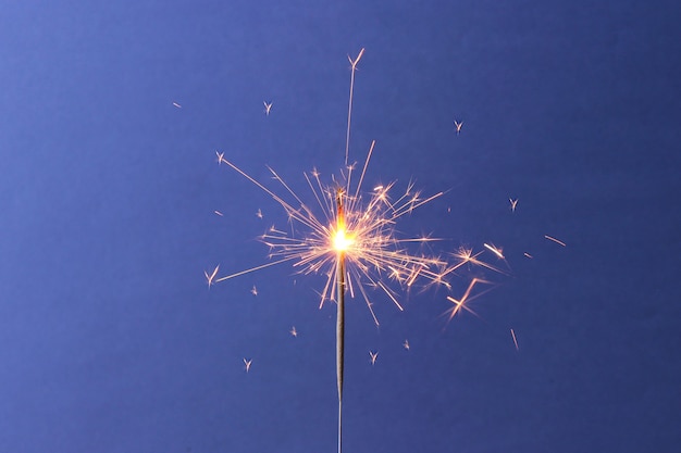 Feu de Bengale sur un fond de couleur libre