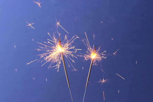 Feu de Bengale sur un fond de couleur libre