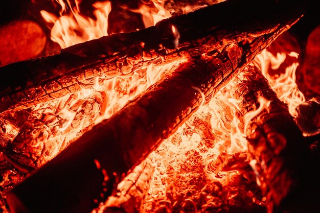 Feu de bois de chauffage Concept de chauffage au bois Brûler la flamme de la chaleur