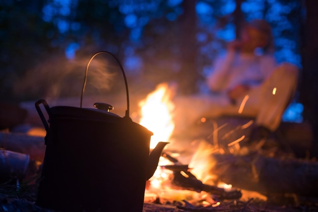 Feu de bois la nuit