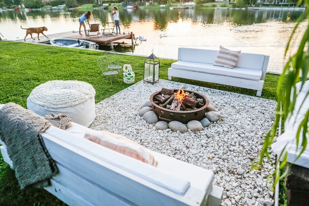 Feu de bois et pierres avec bancs dans le jardin