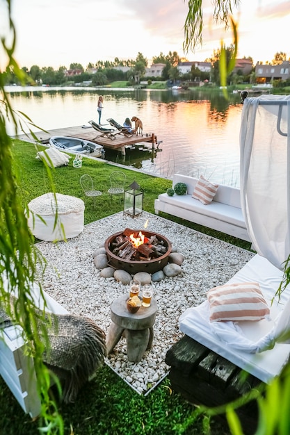 Feu de bois et pierres avec bancs dans le jardin