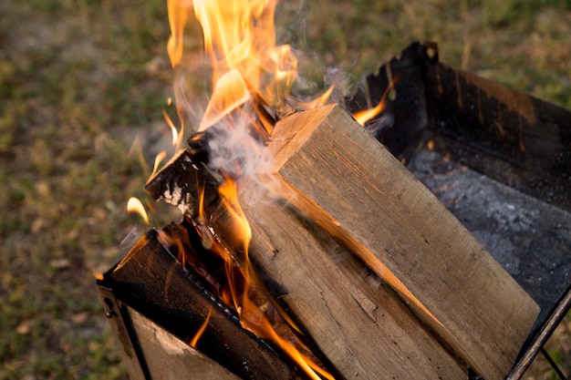 Feu brûlant dans le camping sur fond de coucher de soleil