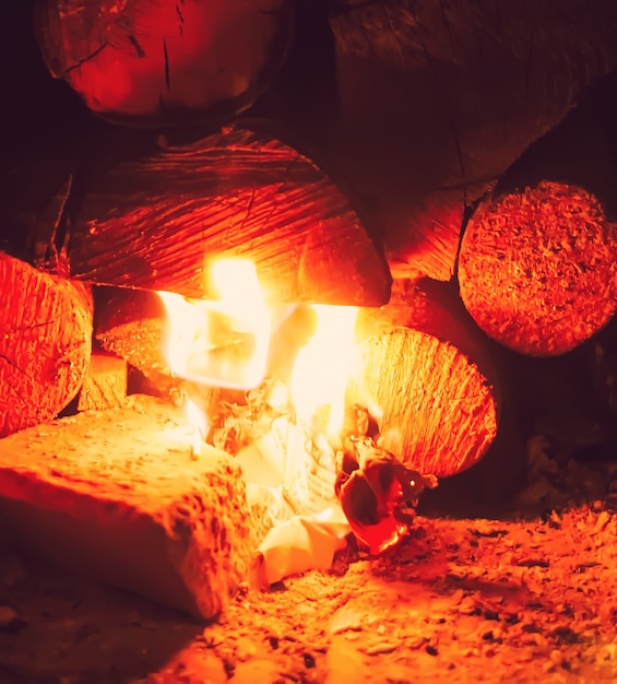 Feu brûlant dans une cheminée.