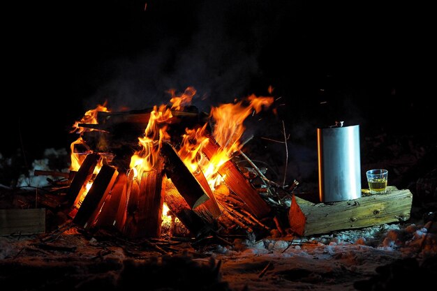 Photo le feu brûlant dans la flasque sombre de la hanche