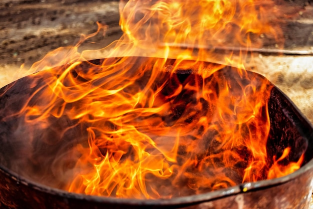 Feu brûlant dans un tonneau gros plan Flamme vive Chauffage à flamme nue Problèmes de chauffage et de gaz