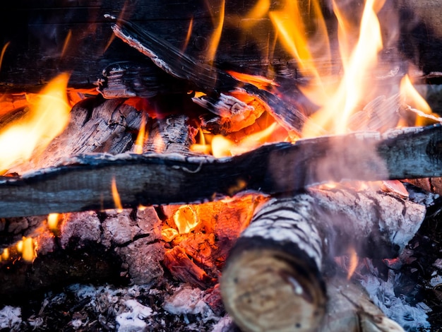 Feu brûlant. Le feu brûle dans la forêt. Texture des charbons ardents. Feu de camp pour cuisiner dans la forêt. brûler des branches sèches.