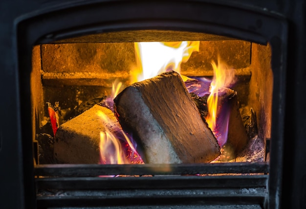 Le feu brûle dans la cheminée