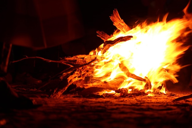 Photo un feu de camp brûlant la nuit