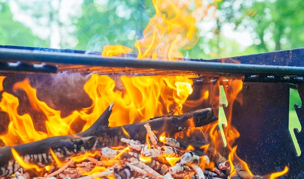 Un feu de camp dans un foyer extérieur dans un camping