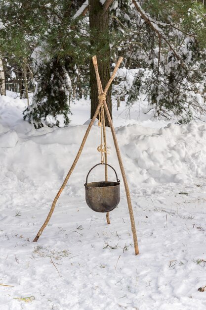 Photo feu de camp d'hiver dans les bois. cuisson sur le terrain