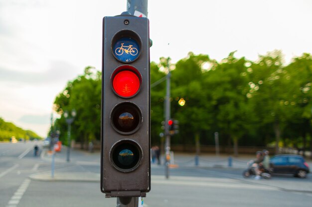 Un feu de circulation pour les cyclistes interdit la circulation.