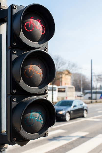 Feu de circulation pour un vélo près d'une autoroute dans la ville