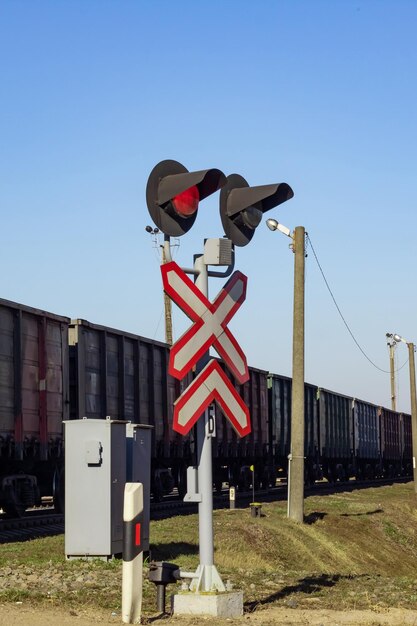 Feu de circulation et train sur le chemin de fer