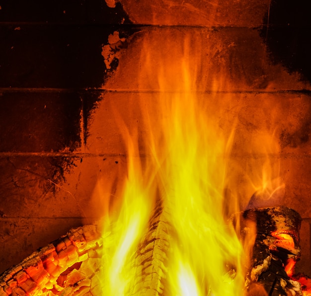 Feu confortable dans la cheminée, vacances d&#39;hiver.