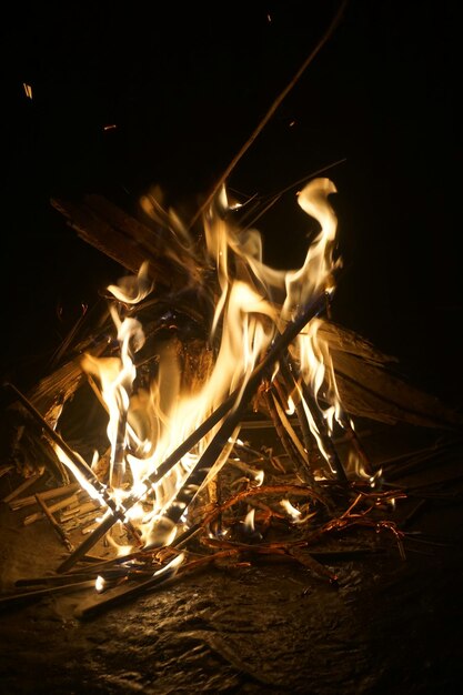 Photo feu, flammes, fumée, arrière-plan abstrait dans le noir