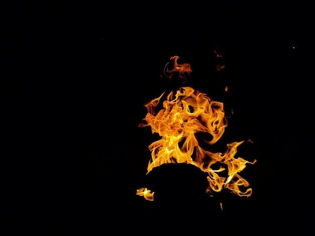 un feu avec des flammes qui disent le feu