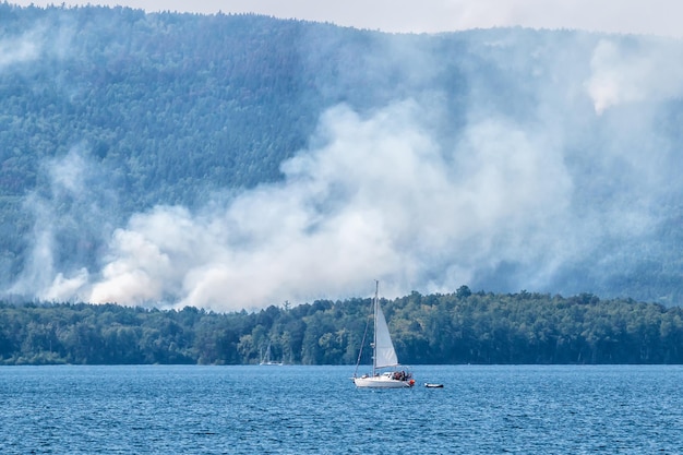 Feu de forêt près du lac