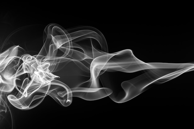 Feu de fumée blanche sur fond noir. mouvement abstrait