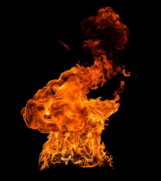 Feu isolé sur fond noir.