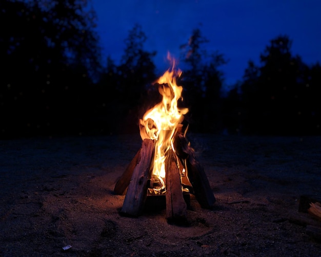 Photo feu de joie sur le champ la nuit