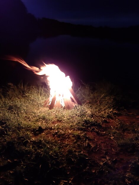 Photo feu de joie sur le champ la nuit