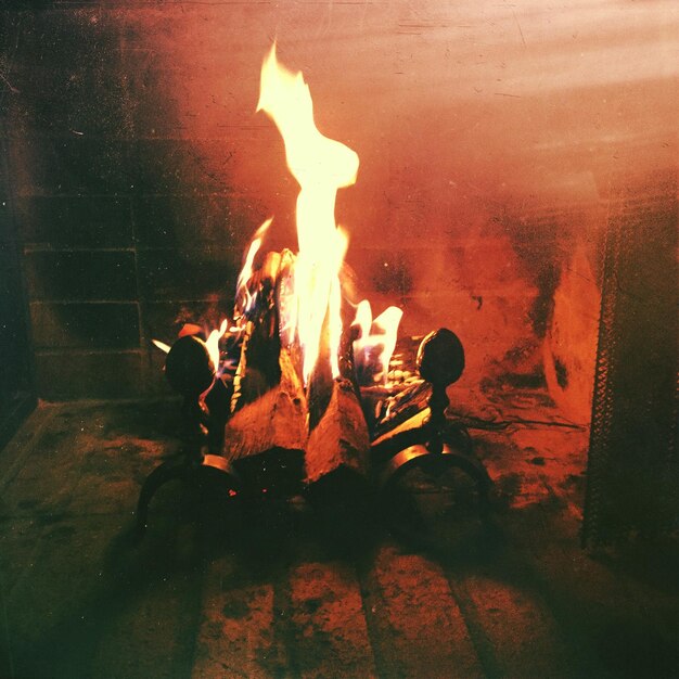 Photo feu de joie dans une maison abandonnée