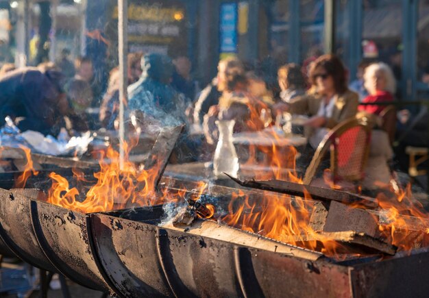 Feu de joie avec du bois de chauffage dans le restaurant à l'extérieur