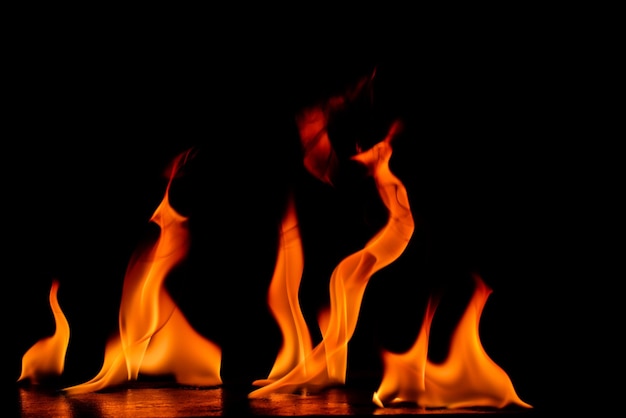 Photo feu de joie sur un fond noir