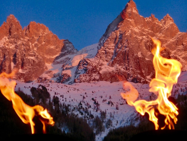 Photo feu de joie sur une montagne rocheuse en hiver