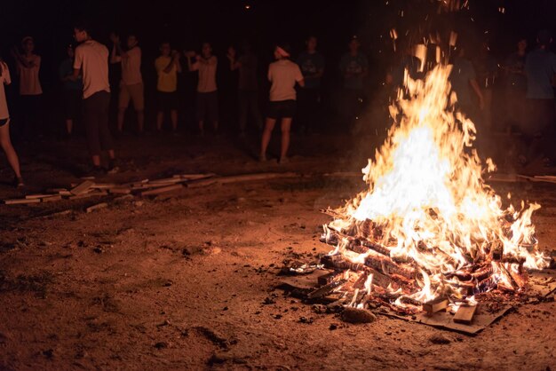 Photo feu de joie la nuit