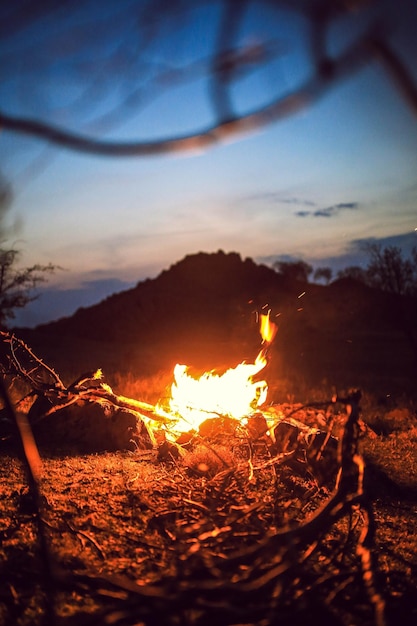 Photo feu de joie sur une structure en bois contre le ciel au coucher du soleil