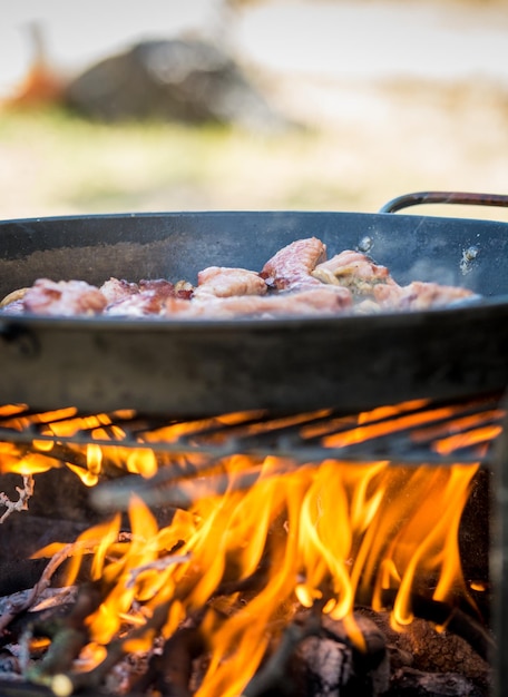 Le feu nécessaire pour cuire un barbecue