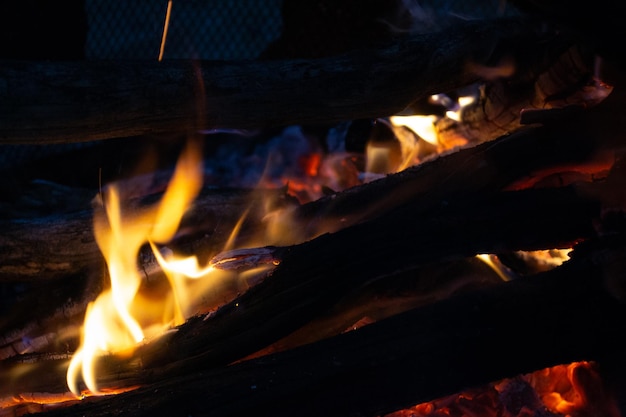 Feu de nuit flammes charbons feu de joie