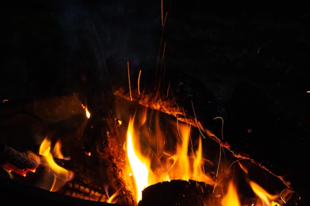 Feu de nuit flammes charbons feu de joie