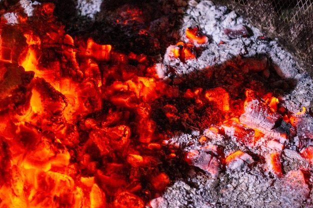 Feu de nuit flammes charbons feu de joie