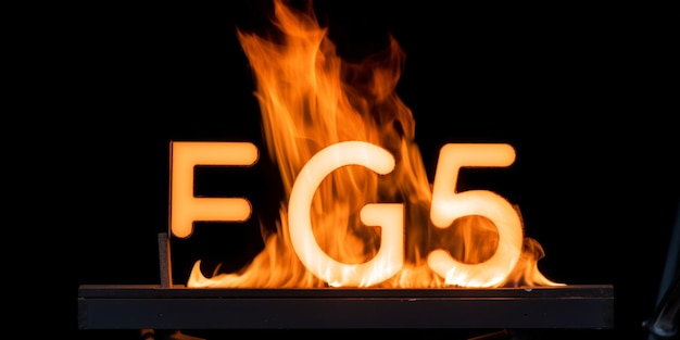 Un feu qui brûle avec les lettres fg5 dessus