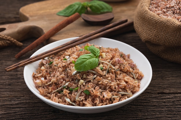 Feu de riz brun avec petits poissons sur bois