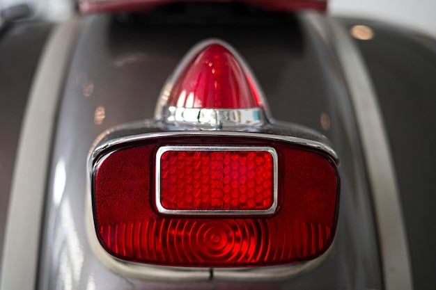 Feu rouge et sur une moto moderne