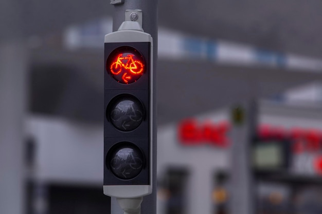 Un feu rouge avec un vélo dessus