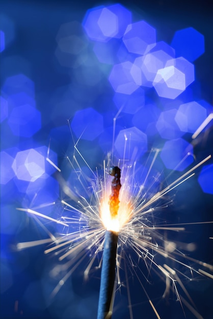 feu scintillant scintillant du nouvel an sur fond de lumières bleues bokeh